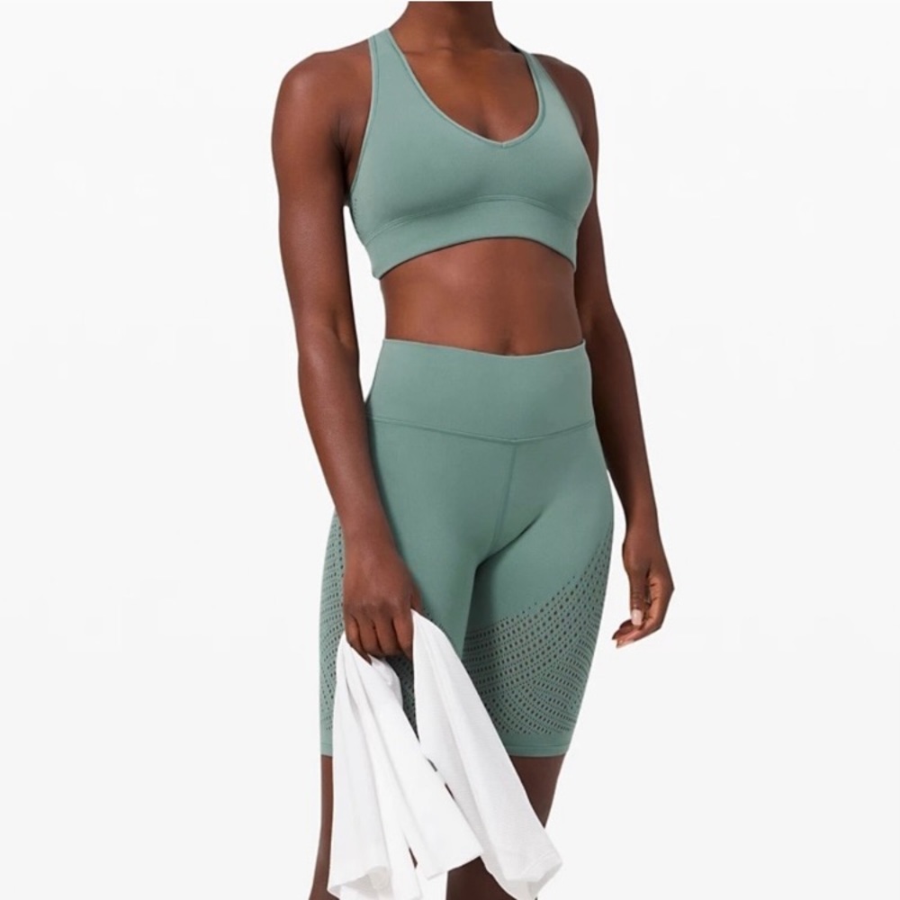 NWT Lululemon reveal digital rain bra sz 4